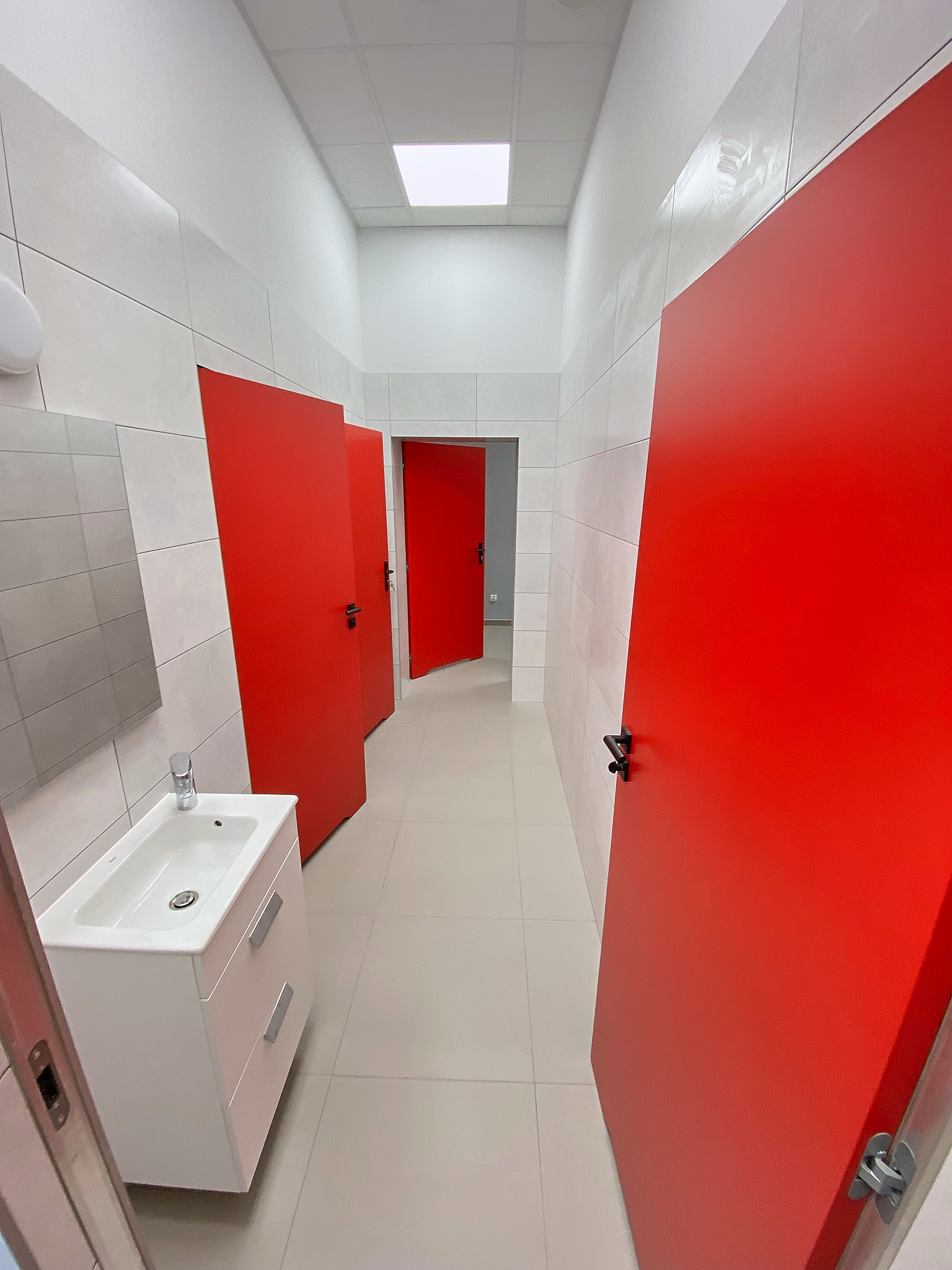 Wyremontowana przestrzeń sanitarna w straży pożarnej | AS Buduje
